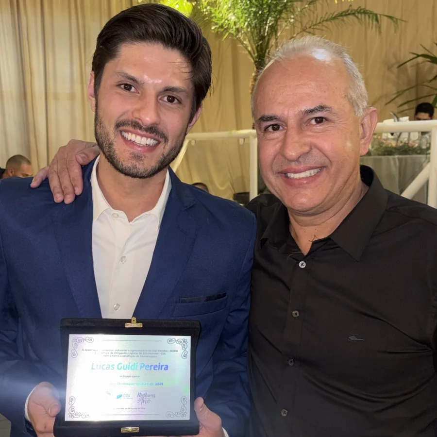 Lucas Guidi Pereira e o pai com a placa de Empresário Destaque 2025 da ACIEM