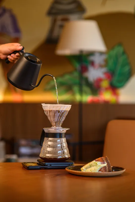 Café coado no V60 sendo preparado na Casa São Lucas