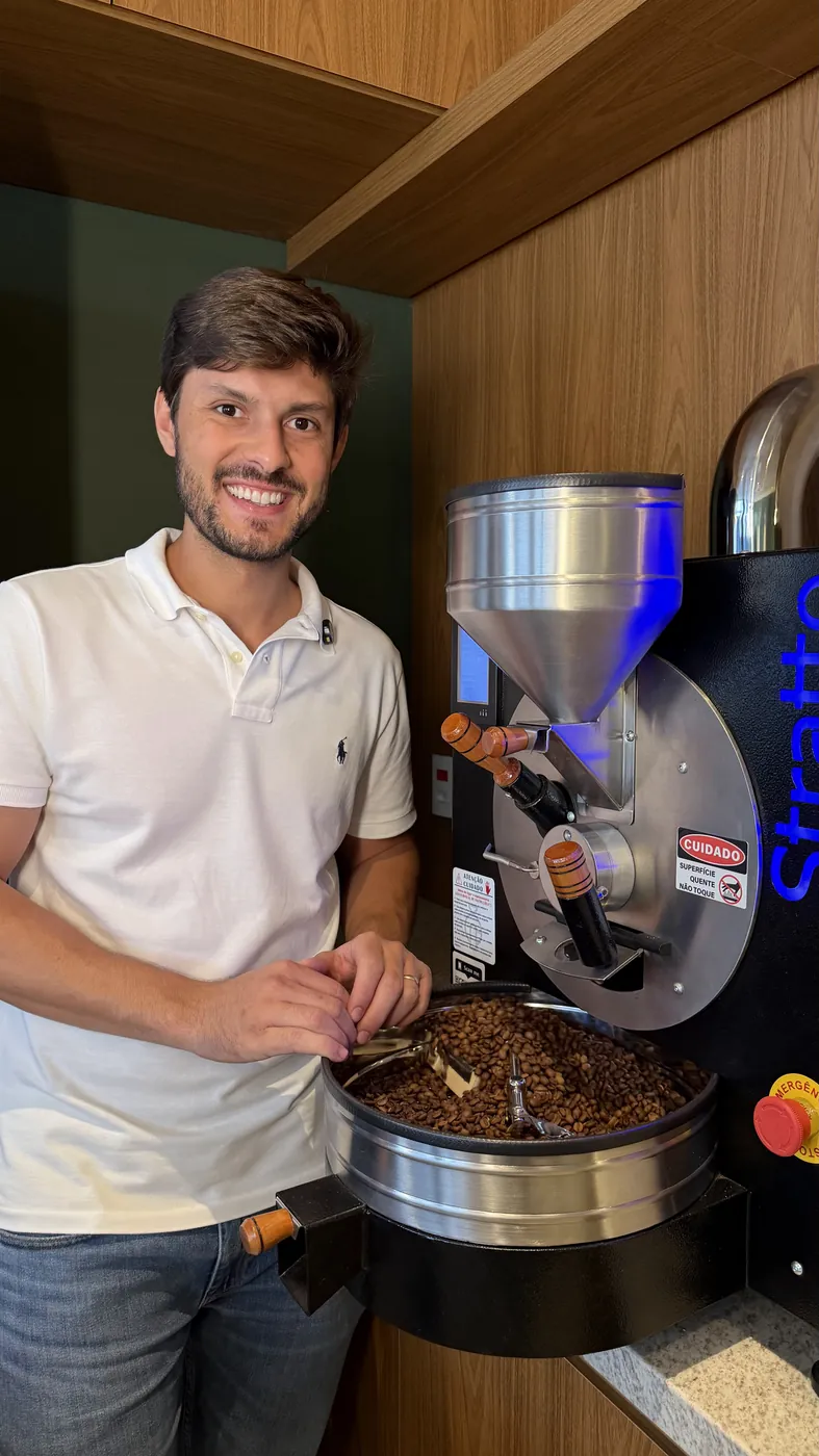 Lucas Guidi, fundador da Realiza, ao lado do torrador
