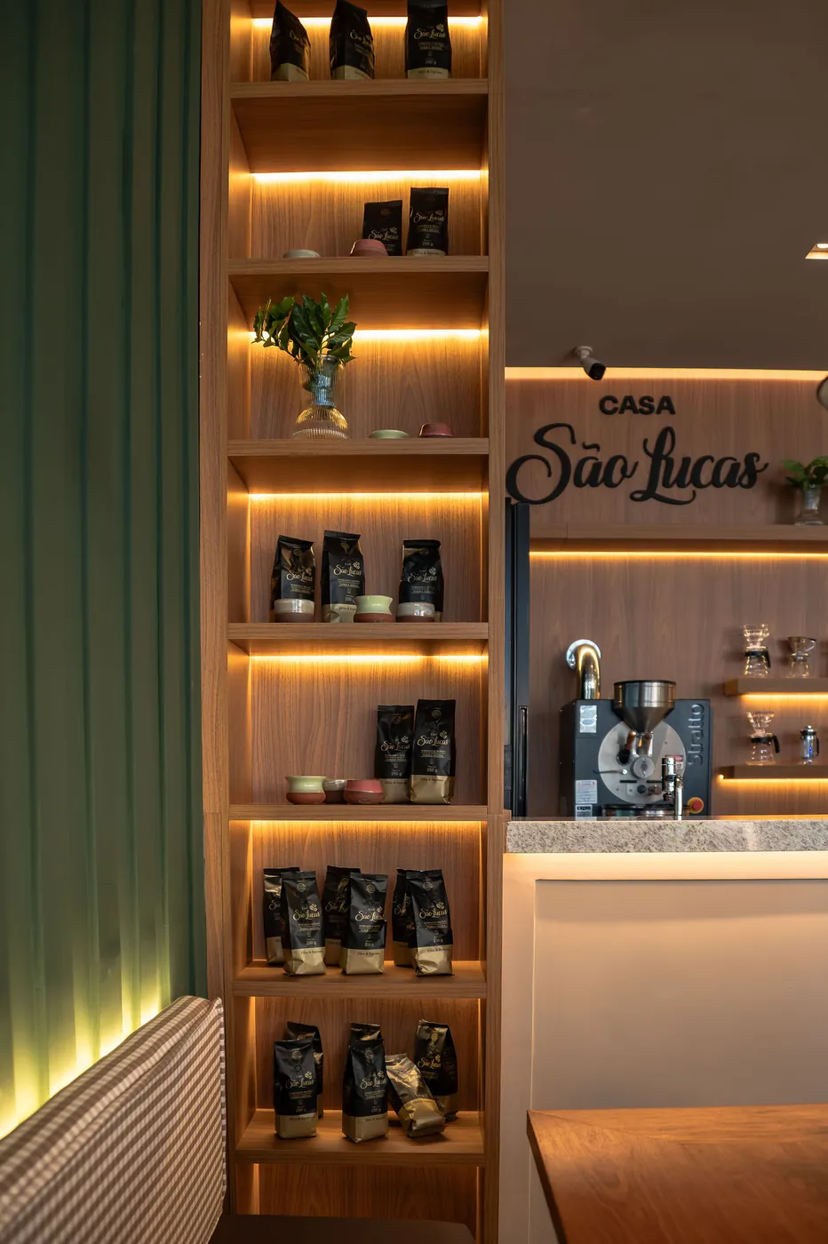 Estante da Casa com os pacotes de Café São Lucas