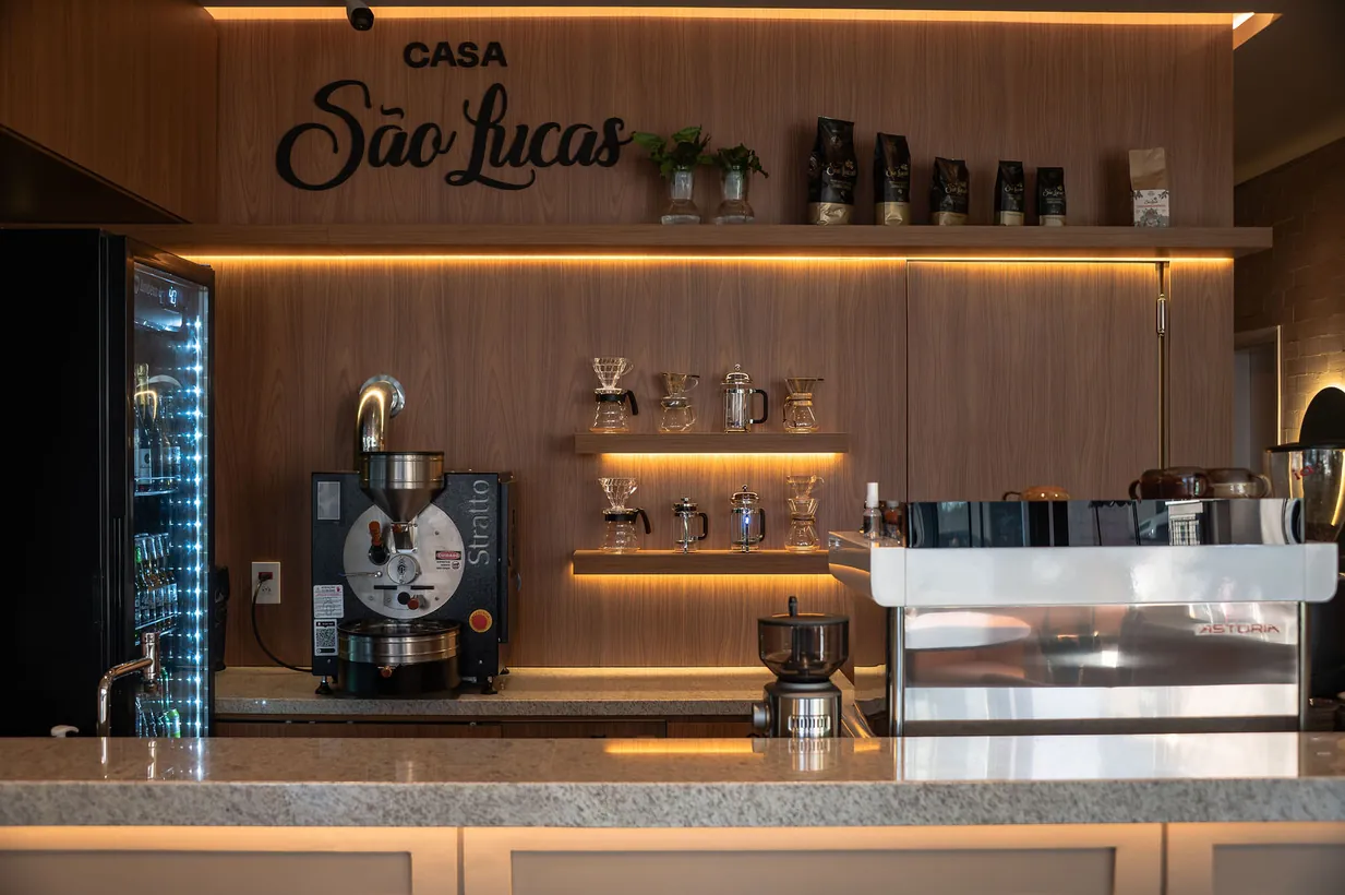 Balcão da Casa São Lucas com o letreiro, o torrador e a máquina de espresso