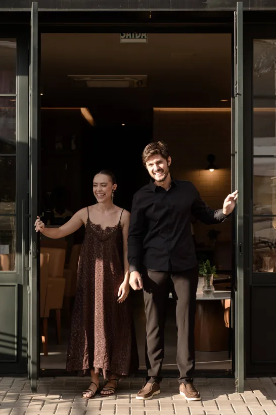 Lucas e Giovana na porta da Casa São Lucas