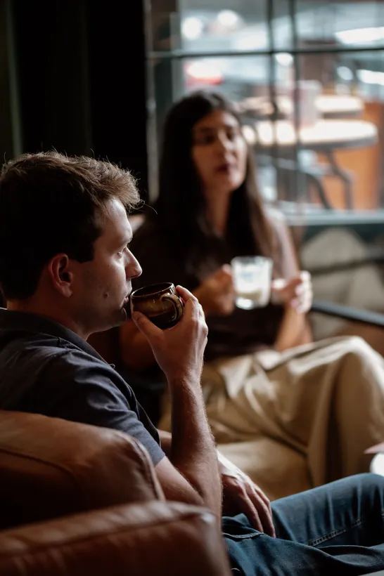 Casal tomando café no salão