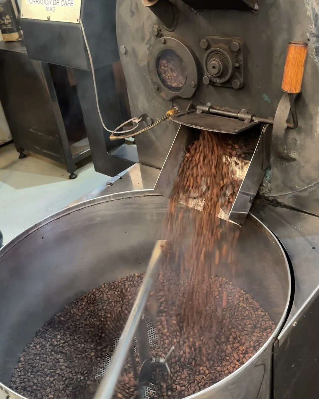Café saindo do torrador para o resfriador